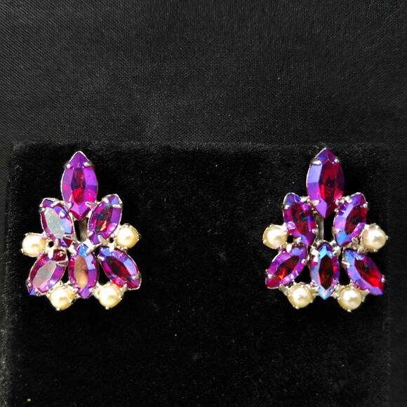 Vintage B. David Aurora Borealis Red Rhinestone & Faux Pearl Clip Earrings 1960s - Picture 4 of 10